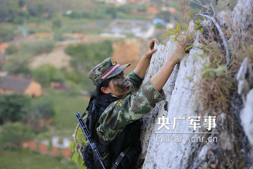아찔! 중국 무장경찰 여특전병, 맨손으로 40m 절벽 올라