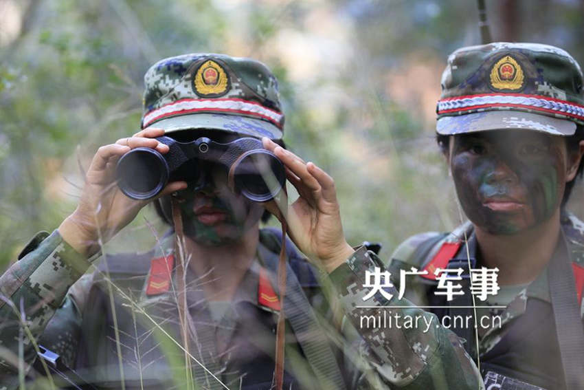 아찔! 중국 무장경찰 여특전병, 맨손으로 40m 절벽 올라