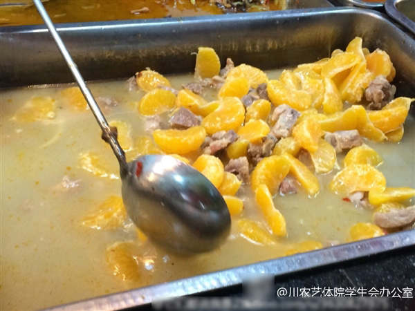 쓰촨 한 대학 구내식당의 신기한 메뉴 등장, 귤&갈비찜!