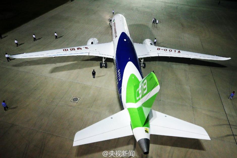 중국 자체 연구개발 대형 여객기 ‘C919’ 상하이서 출고