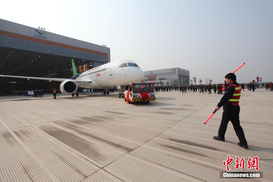 중국 자체 연구개발 대형 여객기 ‘C919’ 상하이서 출고
