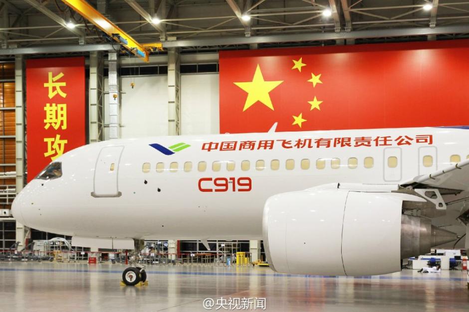 중국 자체 연구개발 대형 여객기 ‘C919’ 상하이서 출고
