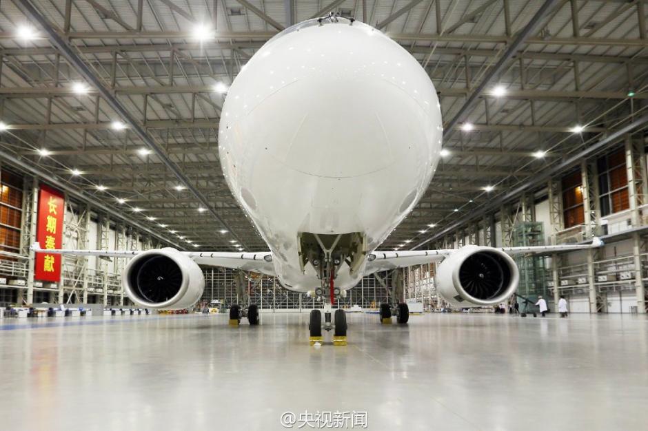 중국 자체 연구개발 대형 여객기 ‘C919’ 상하이서 출고