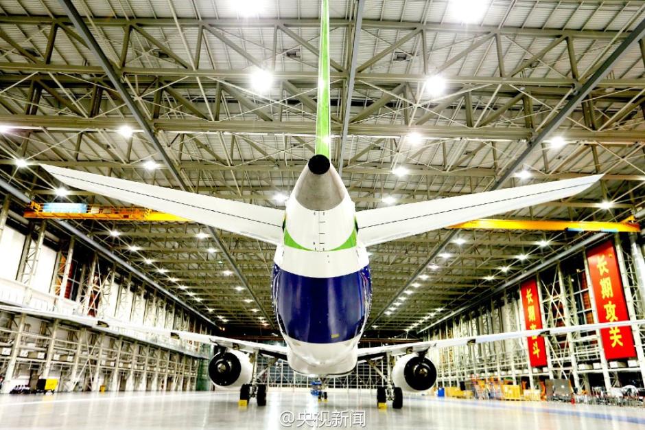중국 자체 연구개발 대형 여객기 ‘C919’ 상하이서 출고