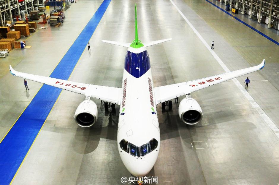 중국 자체 연구개발 대형 여객기 ‘C919’ 상하이서 출고