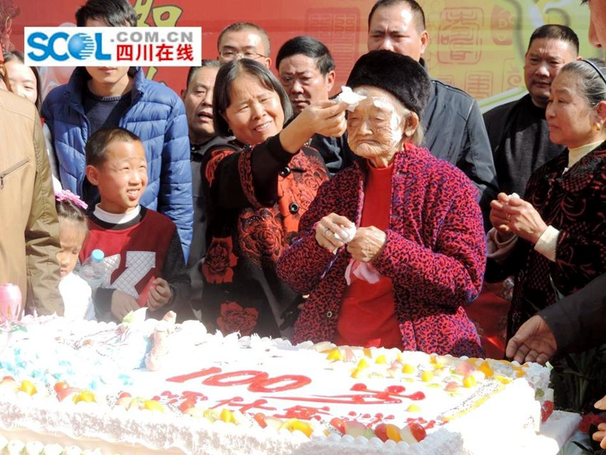 쓰촨 100세 노인의 생일잔치, 거대한 케이크 등장
