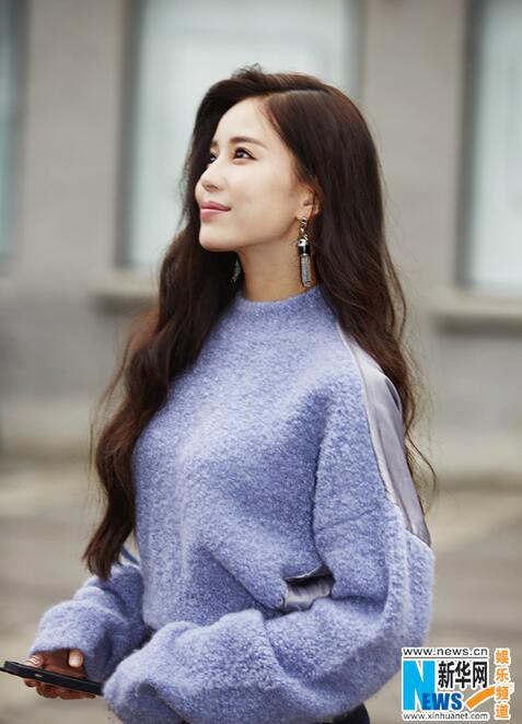 원신의 길거리 화보 공개, 청순한 매력 발산