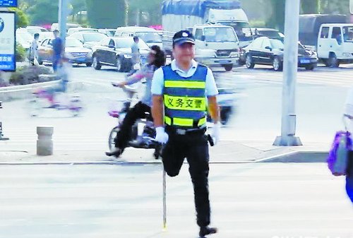 샤먼 외다리 의무 교통경찰, 지팡이 투혼에 네티즌 감동