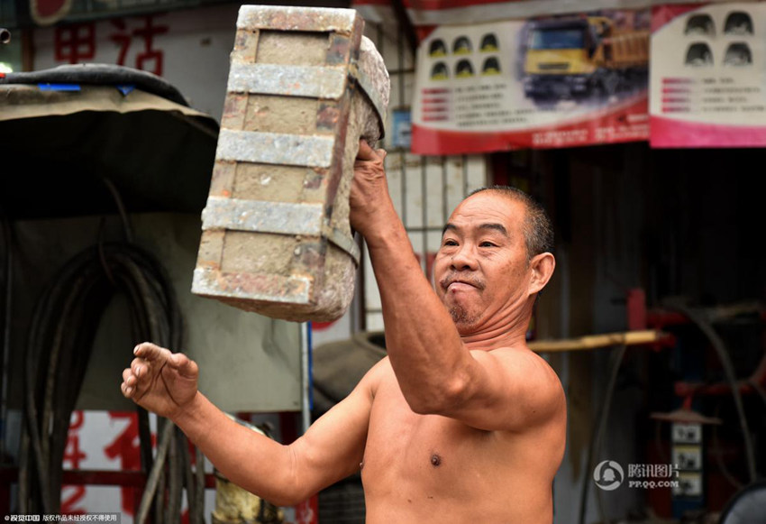 매일 돌덩이 발에 걸고 운동하는 50대 남성 화제