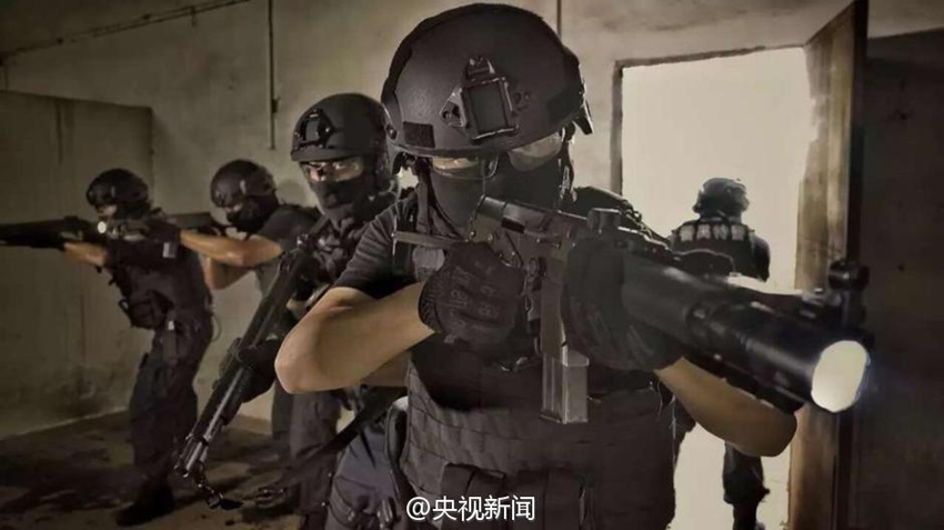 광저우 특수경찰 훈련사진, SF 느낌의 환상적인 장비
