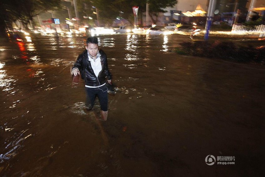 광시 때아닌 폭우로 시가지 곳곳 침수