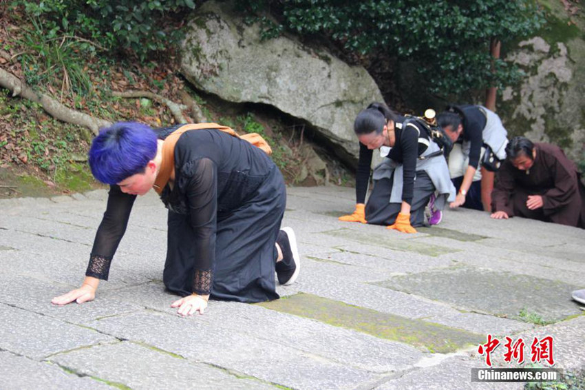 저장 푸퉈산서 참배  법회 개최, 삼보일배 수행