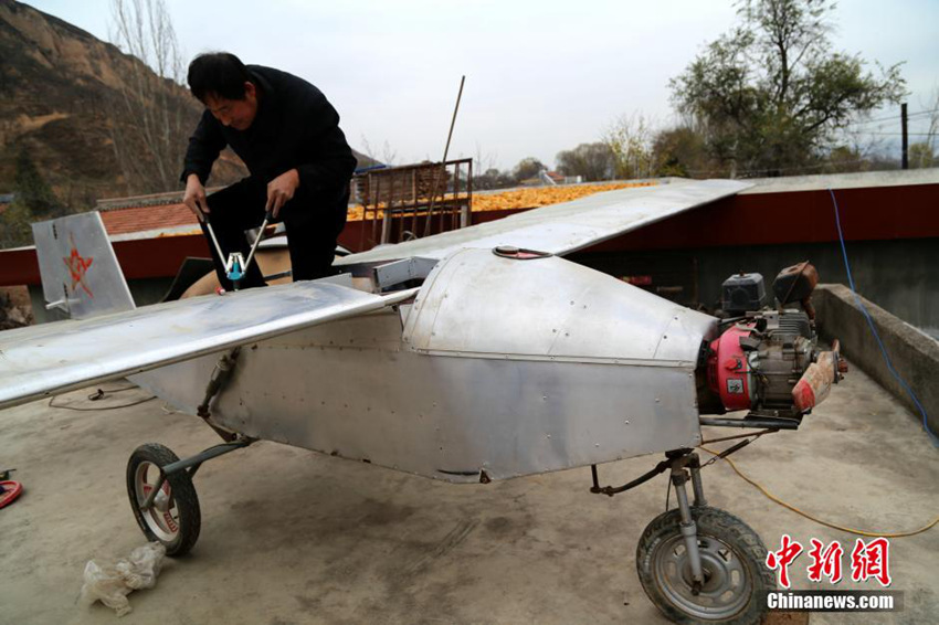 간쑤 50세 농민, 약 3만 위안으로 비행기 제작해