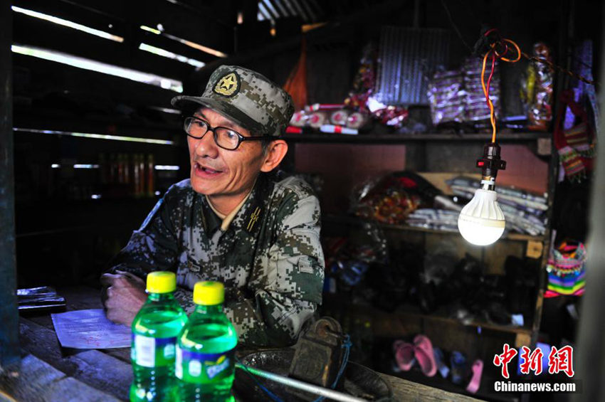 중국-미얀마 경계 두룽장에서 말뚝을 지키는 노인