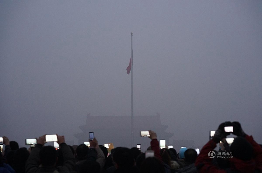짙은 스모그 속 베이징 생활, 천안문의 국기 게양식