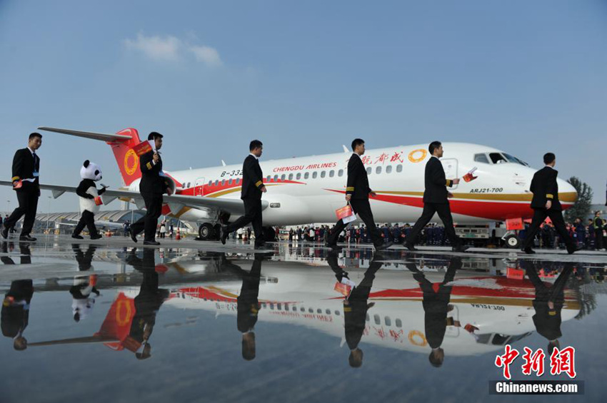중국 첫 자국산 지선 제트 여객기 ARJ21, 인도 완료