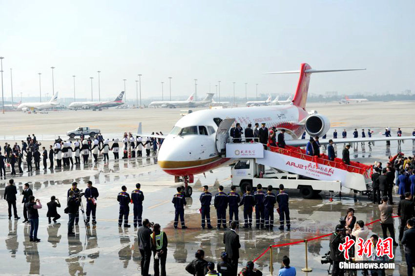 중국 첫 자국산 지선 제트 여객기 ARJ21, 인도 완료