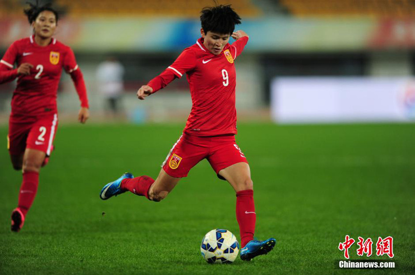 중국 여자 축구팀 왕산산(王姗姗) 선수가 슈팅을 하고 있는 모습이다.