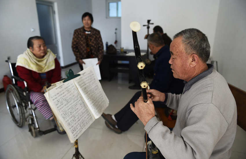 산둥 육순 노인, 악기 배워 중풍 부인 돌봐