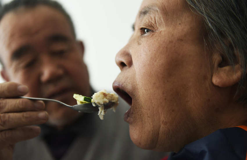 산둥 육순 노인, 악기 배워 중풍 부인 돌봐