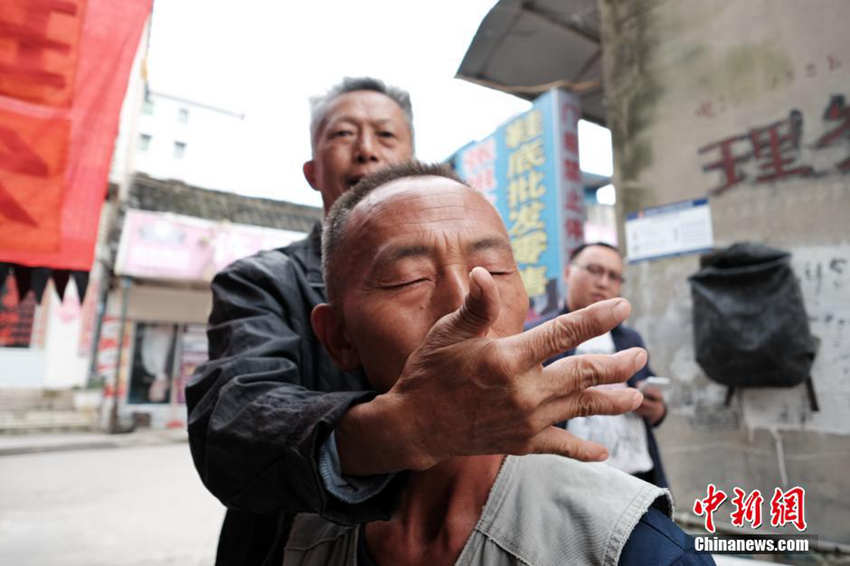 구이저우 할아버지와 그의 ‘43년’ 길거리 이발소