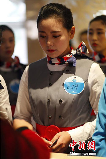 쓰촨 모 대학 항공사 채용박람회, 참가자 미모에 실력까지