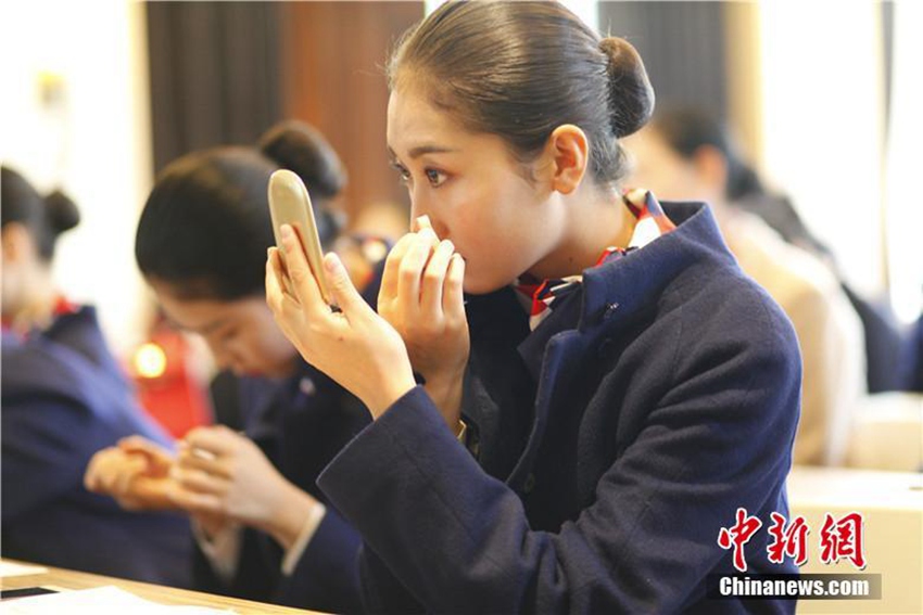 쓰촨 모 대학 항공사 채용박람회, 참가자 미모에 실력까지