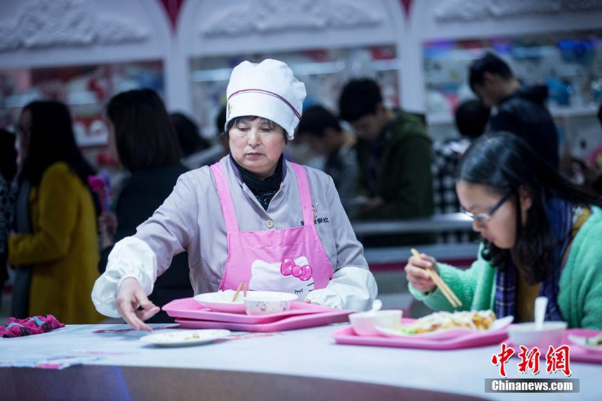 저장 공상대학 HelloKitty 테마식당, ‘문전성시’