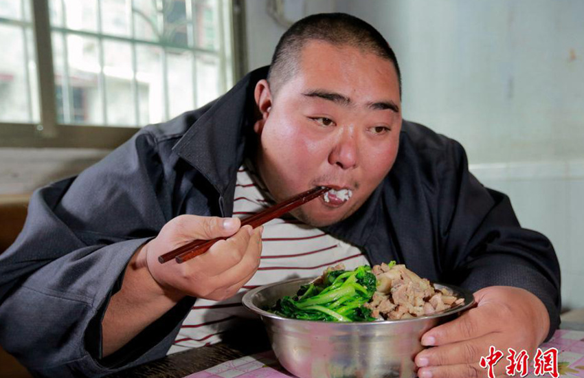 ‘中제일의 뚱보’ 520kg 男, 장정 7명 의지해 외출