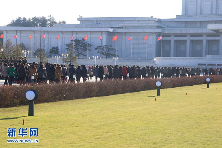 조선 시민들， 김정일 4주기 맞아 금수산태양궁전 참배