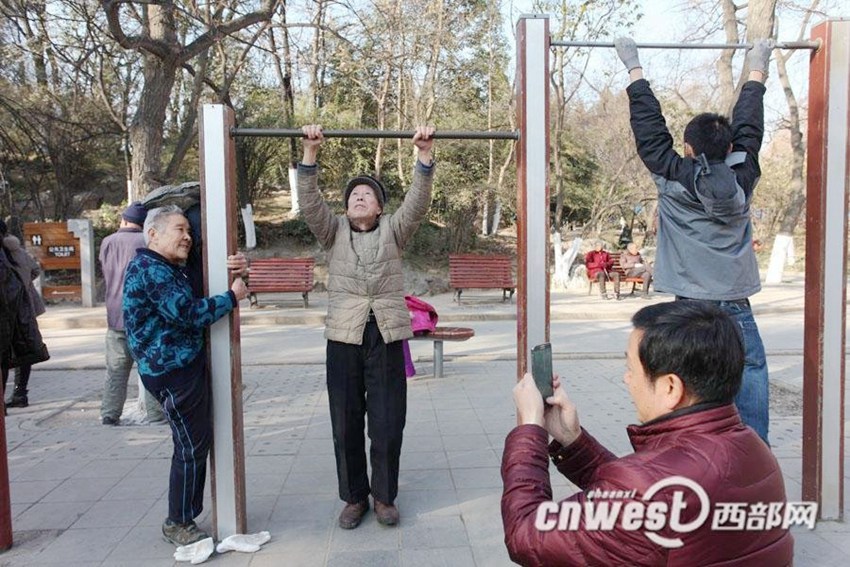 시안 칠순 ‘쿵푸 할머니’, 다리 찢기도 식은 죽 먹기