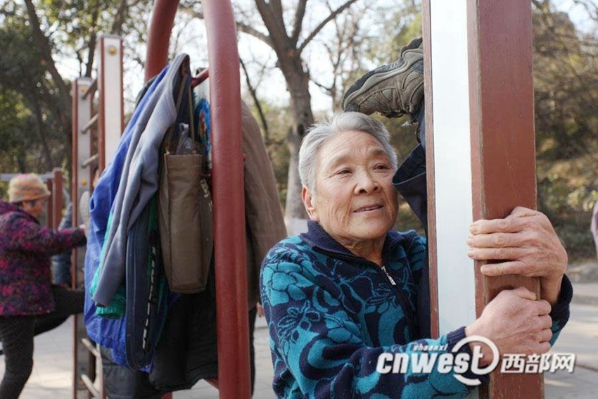 시안 칠순 ‘쿵푸 할머니’, 다리 찢기도 식은 죽 먹기