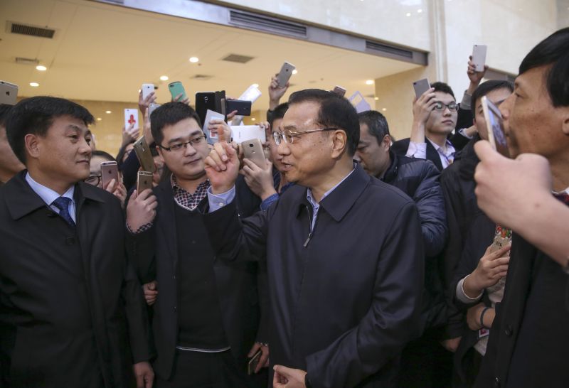 리커창, 산시 혁신단지 시찰…태양에너지 전동차 시승