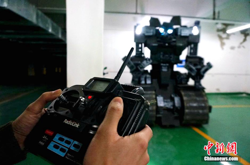 정저우, 2.7m 보행 로봇 ‘손수 만든’ 남교사