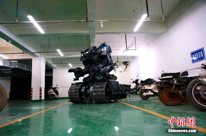 정저우, 2.7m 보행 로봇 ‘손수 만든’ 남교사