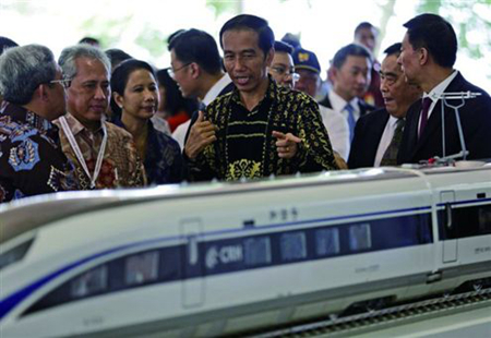 조코 위도도 인도네시아 대통령이 기공식 현장에서 고속철 모형을 살펴보고 있다.