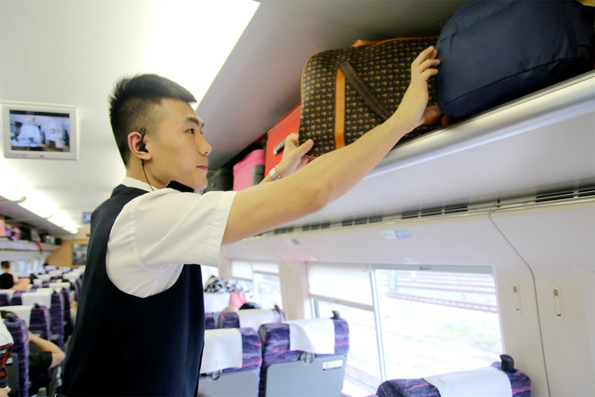 [중국인의 하루] 열차 남자 승무원들의 생활