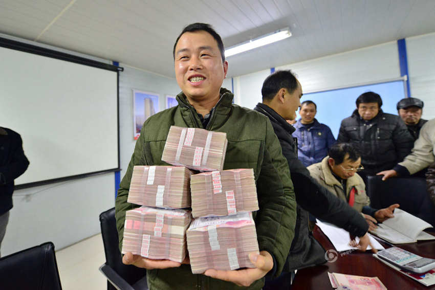 상하이 한 건설사, 100만 위안 임금 현찰로 지급