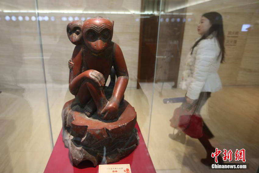 원숭이 문화재 100여 점 난징서 공개, ‘축복 가득’