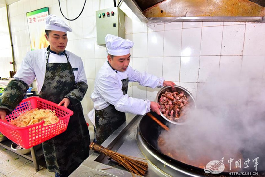 쓰촨 군영 제야 음식 ‘간판요리’에 군침 꼴깍~!