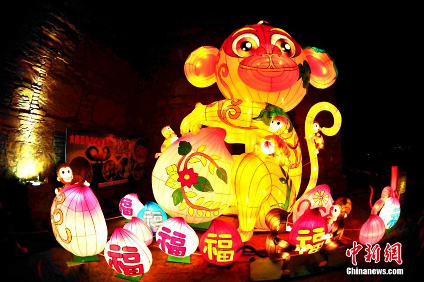 쓰촨 아바 신년 연등회, 장족 강족 문화 특색 담아내 