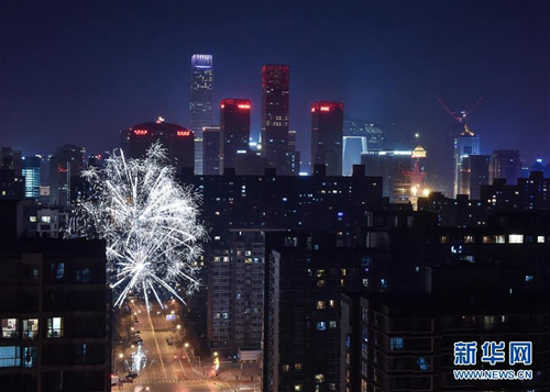 불꽃으로 수놓인 새해 전야, 베이징 밤하늘 빛내다