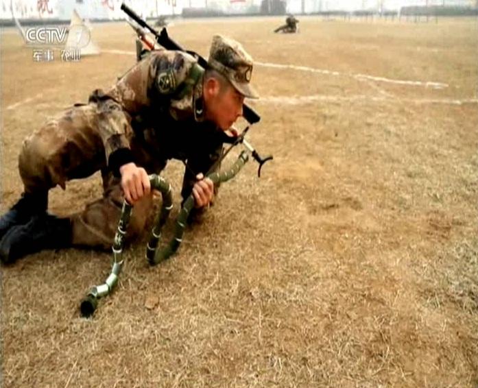 중국 해방군 ‘유연한 폭파통’ 가지고 훈련하는 모습 공개