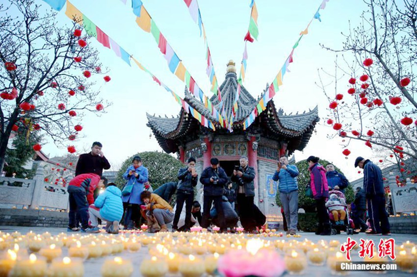 새해 기념 시안 광인사 10만 개 촛불 밝혀