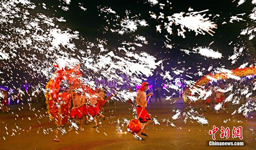충칭의 600년 전통 ‘훠룽’ 공연, 불꽃 속에 복 전해