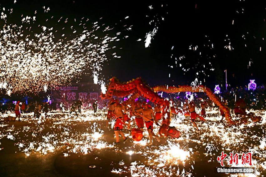 충칭의 600년 전통 ‘훠룽’ 공연, 불꽃 속에 복 전해