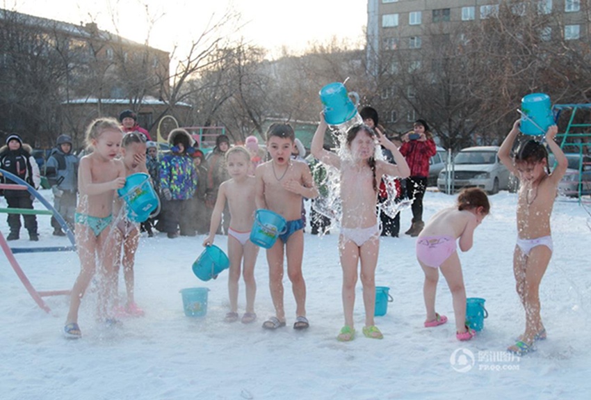 러시아 유치원 아이들 발가벗고 아이스 버킷 챌린지