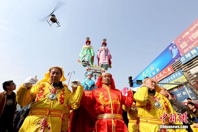 원소절 맞아 중국 전통 공연 ‘대각’ 공중 묘기 선보여