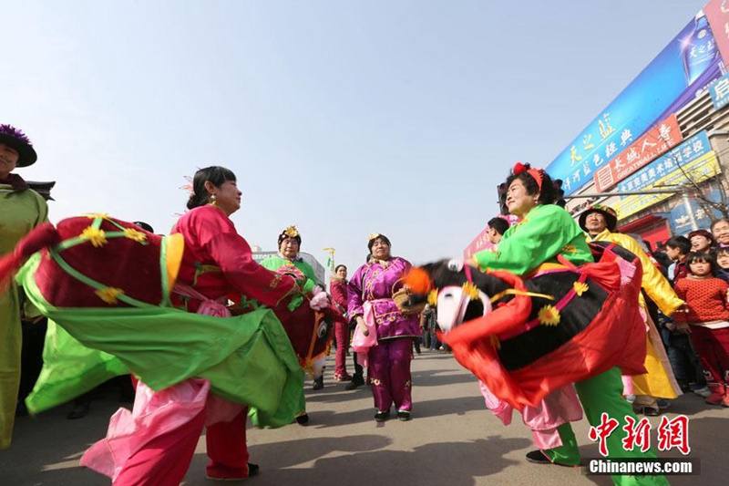 원소절 맞아 중국 전통 공연 ‘대각’ 공중 묘기 선보여