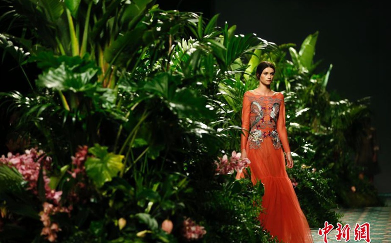 스페인 마드리드 패션위크… 숲 컨셉 런웨이에 선 모델들